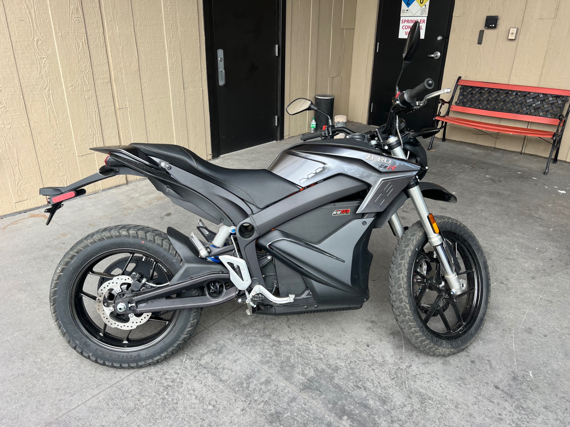 Zero SR ZF13.0 задна част